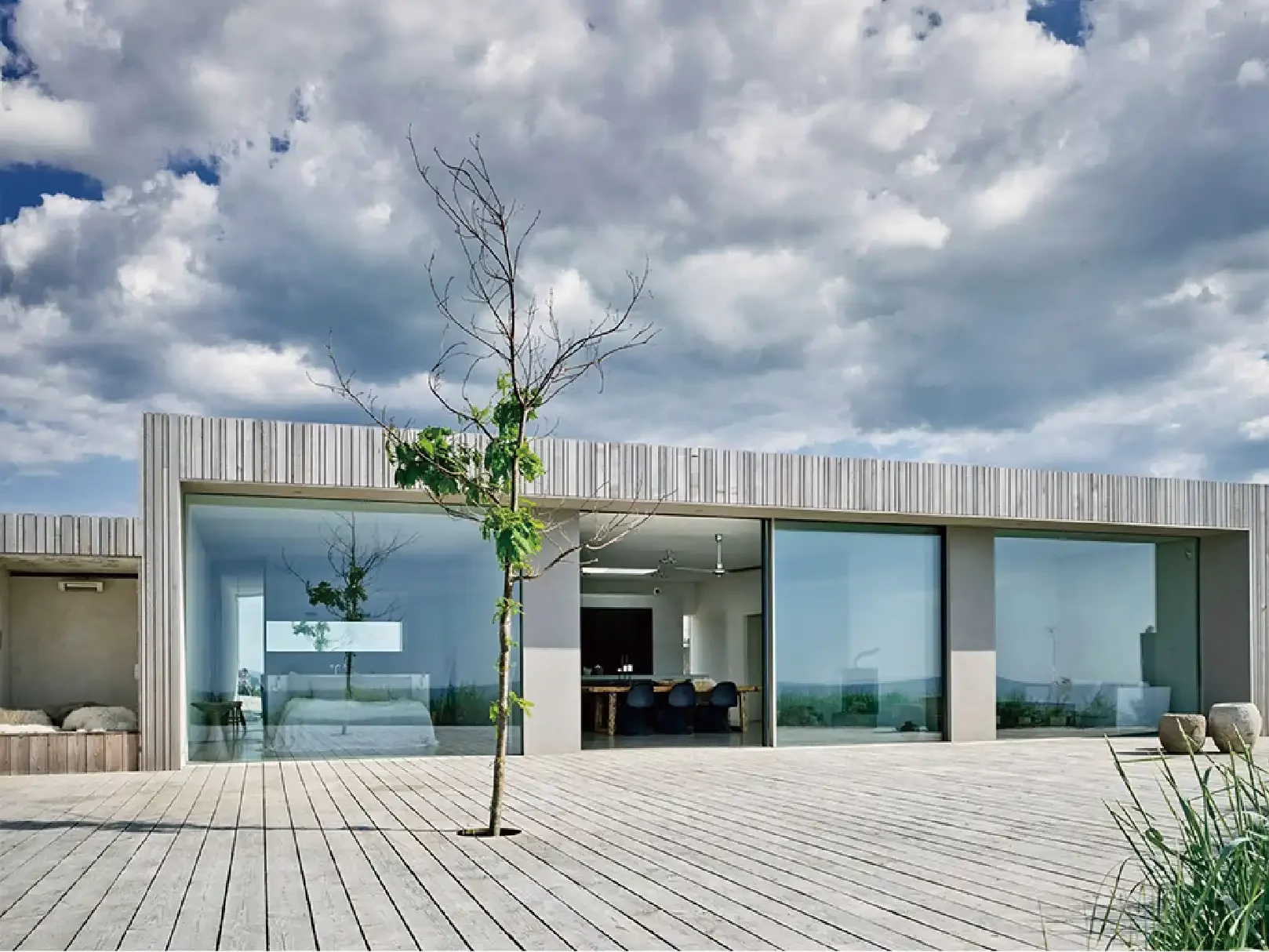 Facciata moderna in vetro con porta scorrevole alzante A140T