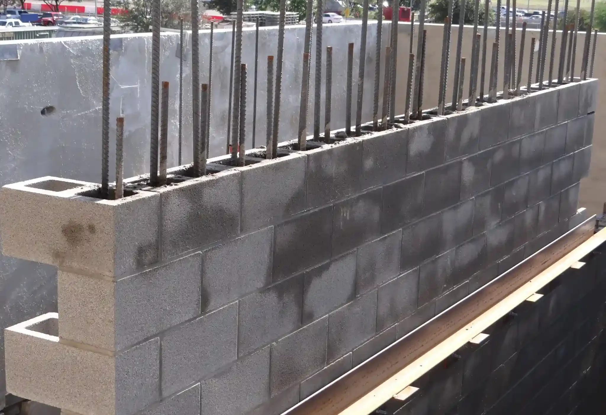 Muro di blocchi CMU con rinforzo verticale in barre d'armatura