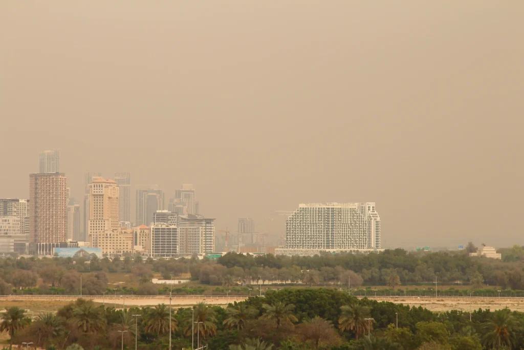 Ciel brumeux au-dessus de la ville, chargé de poussière et d'air sec.