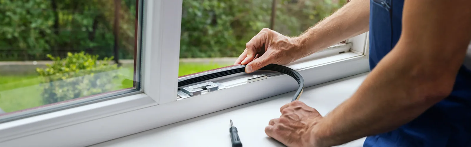 在窗框上安裝橡膠密封條