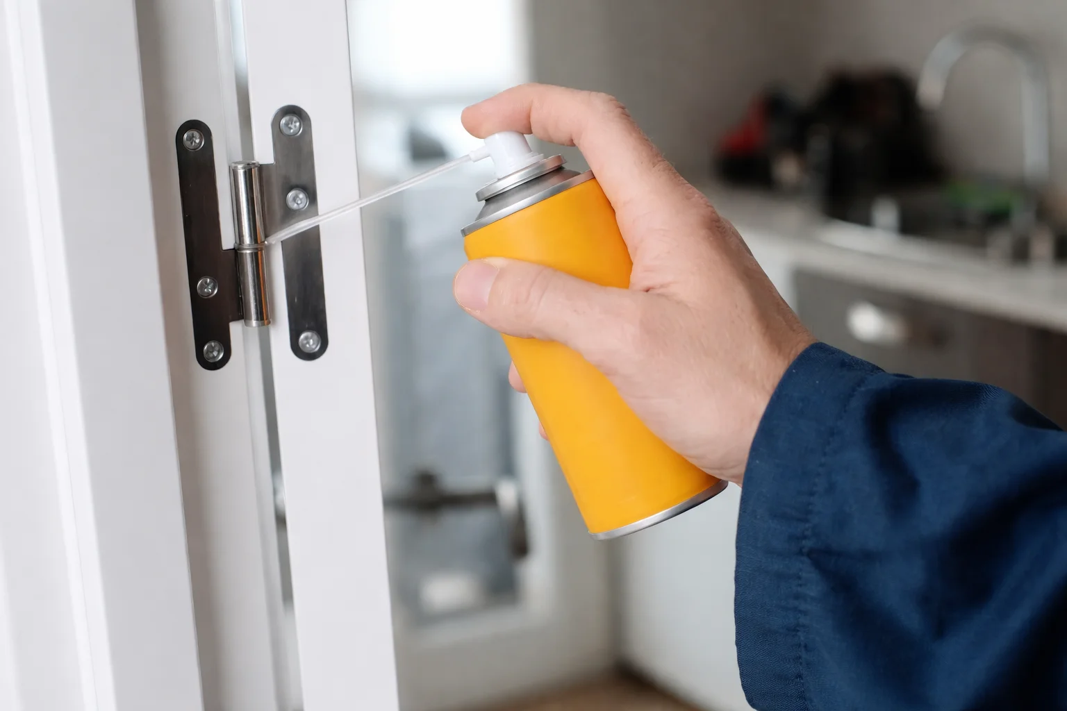 Application de lubrifiant silicone sur le mécanisme de charnière de la porte coulissante