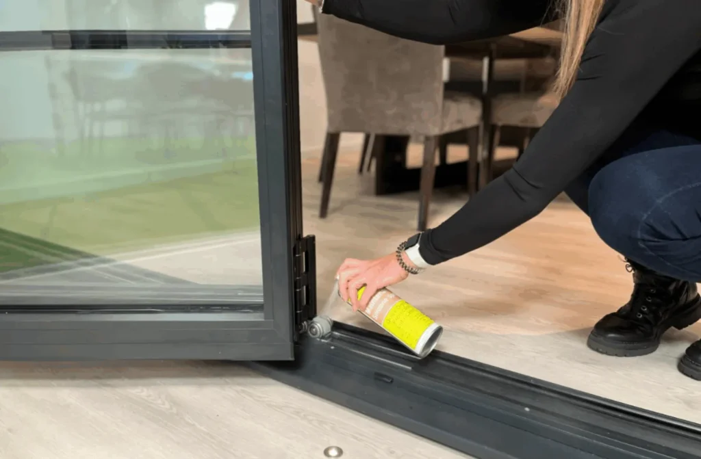 Entretien des portes pliantes - Qu'est-ce qu'une porte pliante ? Types, dimensions et guide d'achat 2026 - APRO Entretien des portes pliantes