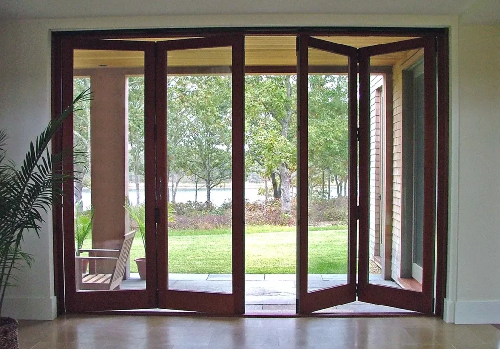 Portes pliantes en bois - Qu'est-ce qu'une porte pliante ? Types, dimensions et guide d'achat 2026 - APRO portes pliantes en bois