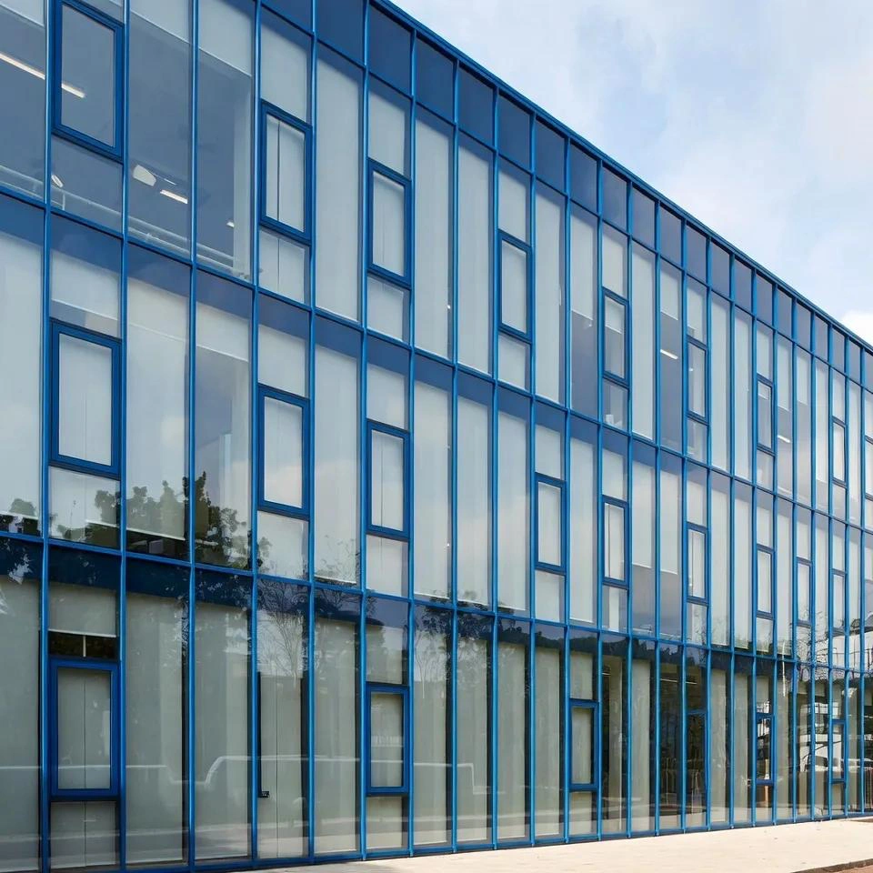 Edificio con fachada de vidrio y aluminio
