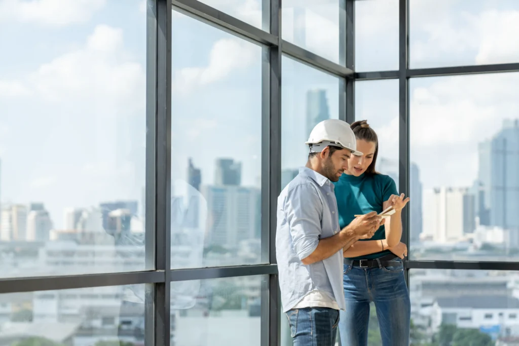 Une équipe d'architectes et d'ingénieurs professionnels et compétents discute de la résolution des problèmes