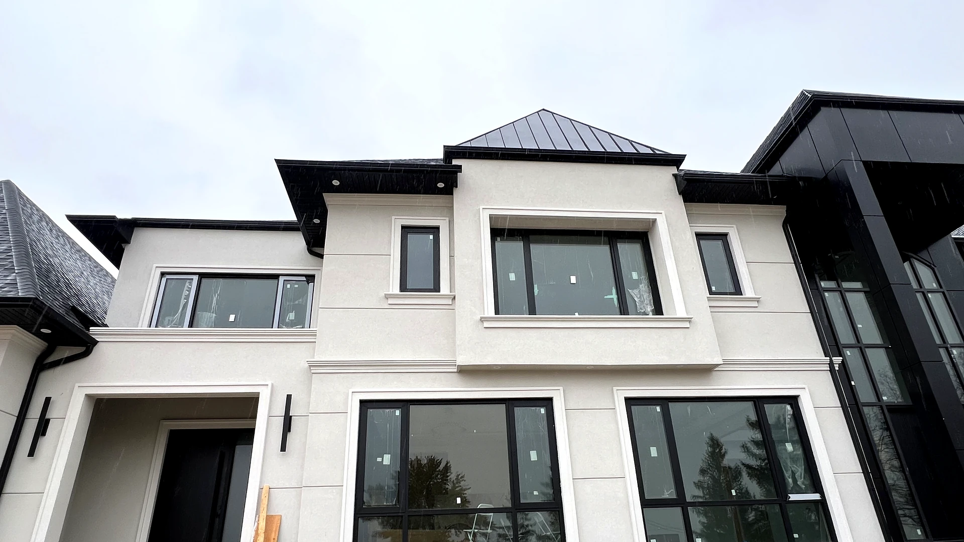 Thermally broken picture and casement windows integrated into exterior stucco moldings