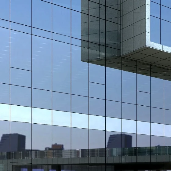 Parete continua in vetro di un edificio moderno con finestre riflettenti