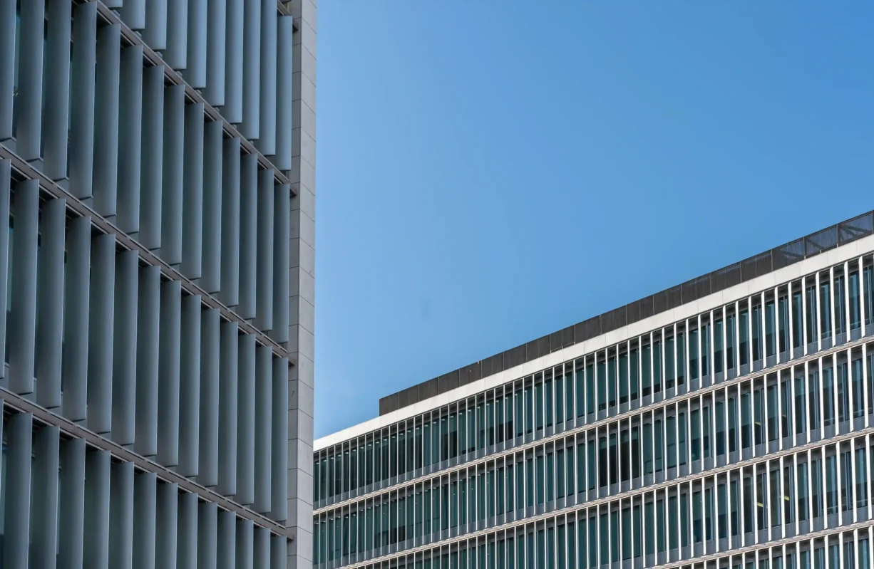Moderno edificio per uffici con pannelli verticali in vetro e metallo